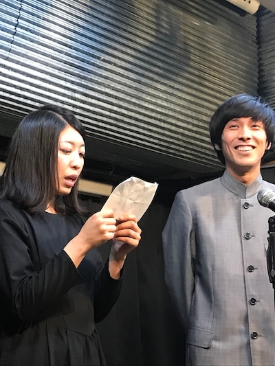 太陽の小町。左からつる、安田一平。