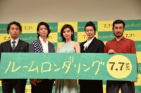 左から片桐健滋、健太郎、池田エライザ、オダギリジョー、渋川清彦。