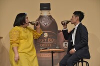 試飲する（左から）ゆりやんレトリィバァ、伊藤淳史。