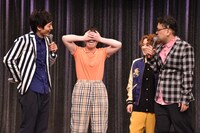 とろサーモン久保田（右端）からチンパンジーではないかと執拗にイジられる尼神インター誠子（左から2人目）。