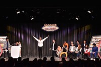 ジョイマン（中央）がネタを披露した際のステージの様子。