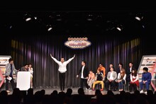 ジョイマン（中央）がネタを披露した際のステージの様子。