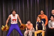 ひょっこりはんになりきり、会場中を唖然とさせる風亀丸いわしてんぐ（左）。