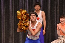 ひょっこりはん（手前）と、風亀丸いわしてんぐ（後方）。