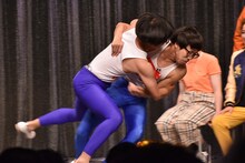 本物のひょっこりはんの座を懸けて、ひょっこりはんと風亀丸いわしてんぐが相撲する場面。