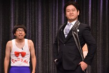 貴乃花親方に扮したガリットチュウ福島（右）と、ひょっこりはんに扮した風亀丸いわしてんぐ（左）。