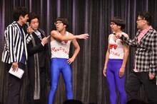 風亀丸いわしてんぐ（右から2人目）に対して、ひょっこりはん（中央）が「そっくりはんだ」と抗議する場面。