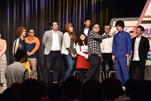 会場に集った学生と、ゆにばーす川瀬名人（右から2人目）による質疑応答の場面。