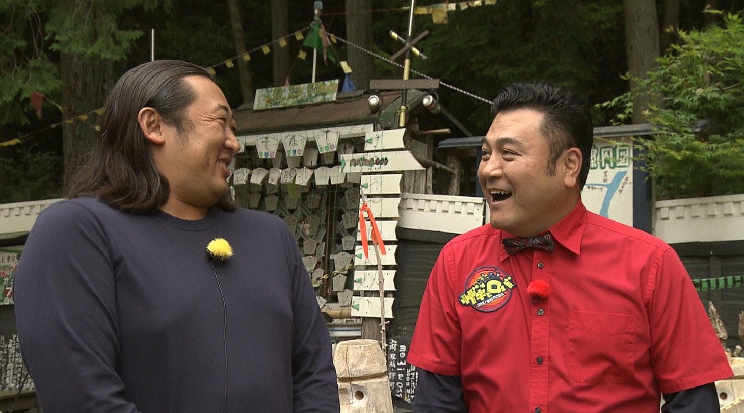 左からロバート秋山、アンタッチャブル山崎。(c)メ～テレ