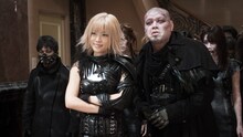 「牙狼＜GARO＞神ノ牙－KAMINOKIBA－」より、野性爆弾くっきー演じるボエル（手前右）。