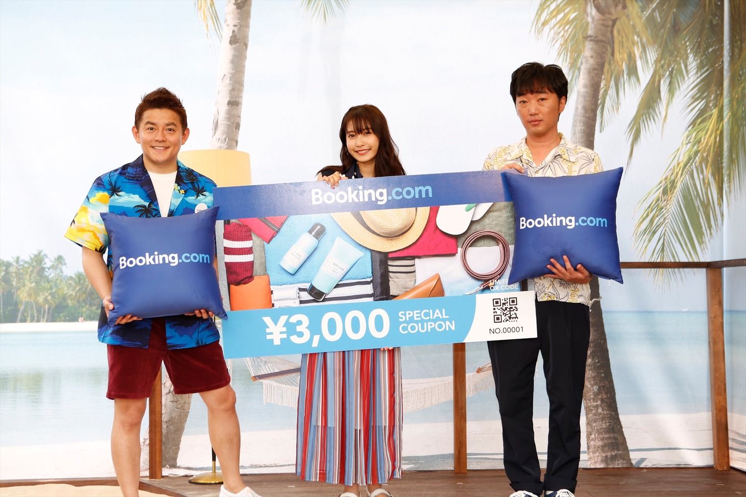 「Booking.com Cafe オープン記念イベント」に出演したスピードワゴンと佐野ひなこ（中央）。