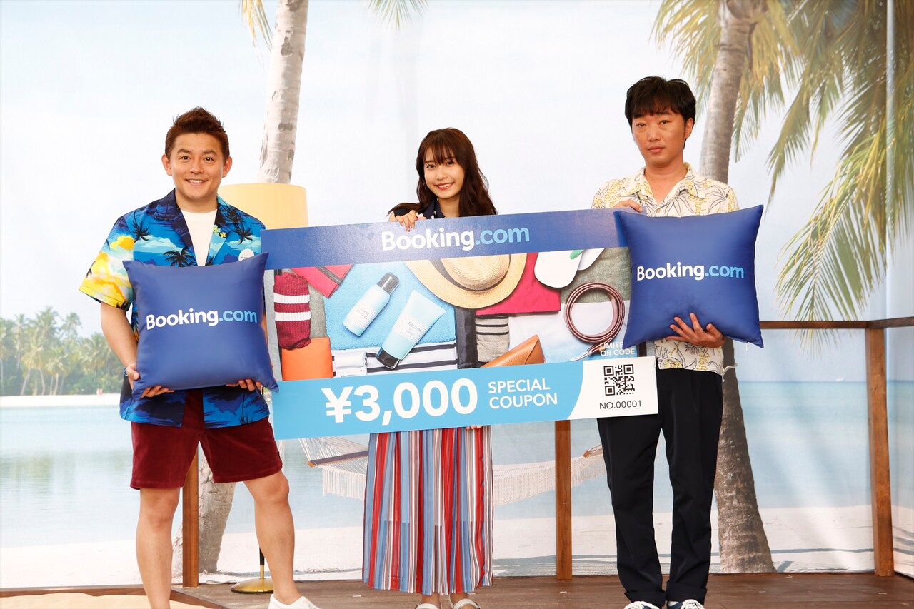「Booking.com Cafe オープン記念イベント」に出演したスピードワゴンと佐野ひなこ（中央）。