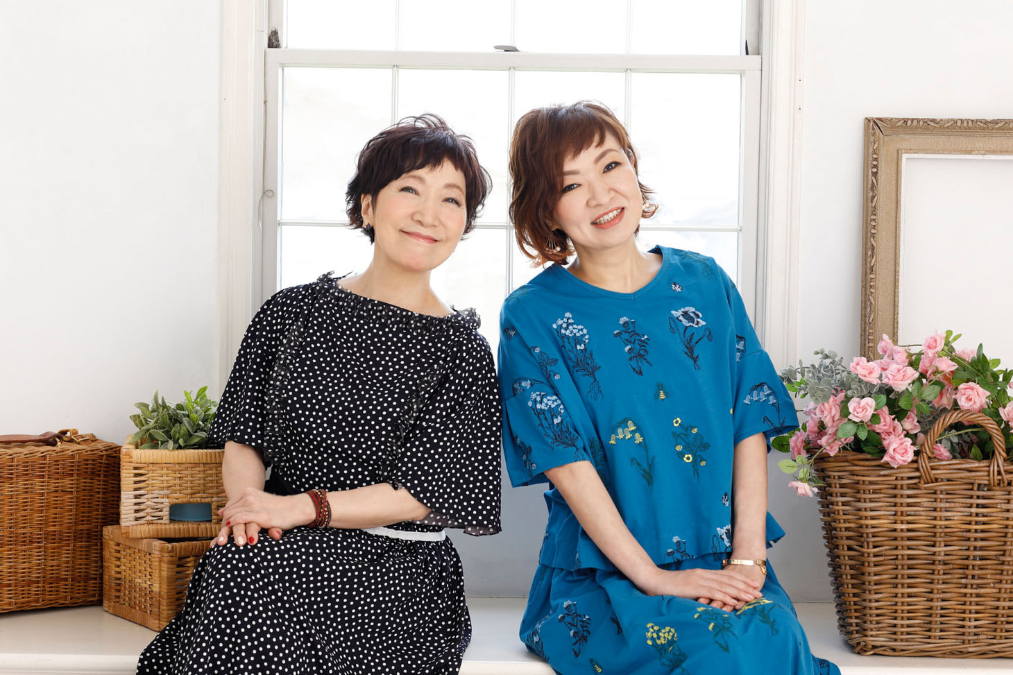 森山良子（左）と清水ミチコ（右）。