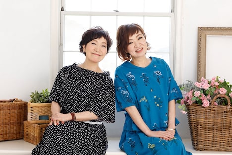 森山良子（左）と清水ミチコ（右）。