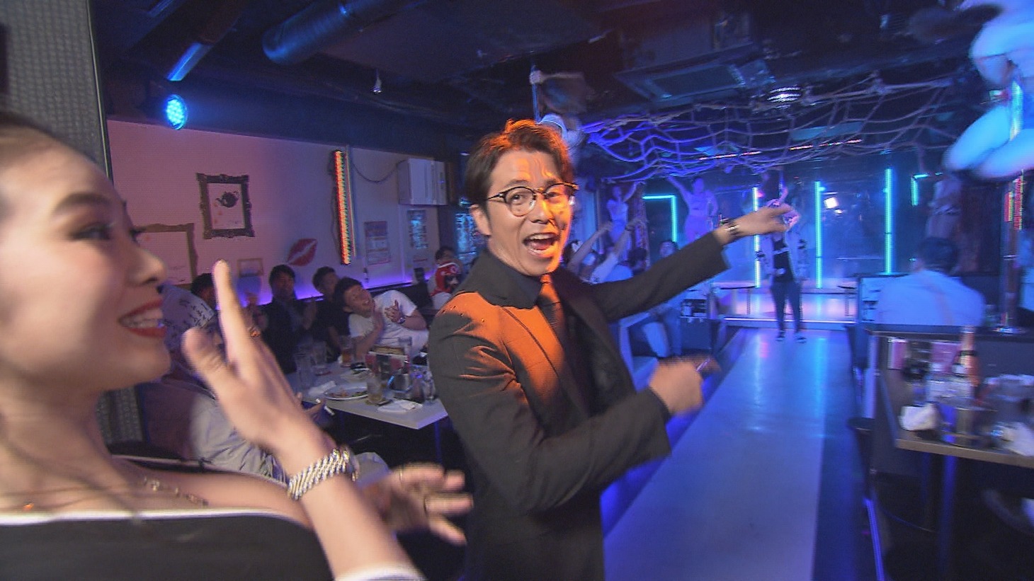 ダンスショーパブを訪れる、オリエンタルラジオ藤森（中央）。(c)中京テレビ