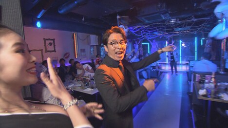 ダンスショーパブを訪れる、オリエンタルラジオ藤森（中央）。(c)中京テレビ