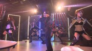 ダンスを踊るオリエンタルラジオ藤森（中央）。(c)中京テレビ