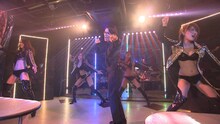 ダンスを踊るオリエンタルラジオ藤森（中央）。(c)中京テレビ