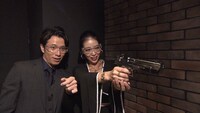 バーで銃を構える紅蘭とオリエンタルラジオ藤森（左）。(c)中京テレビ