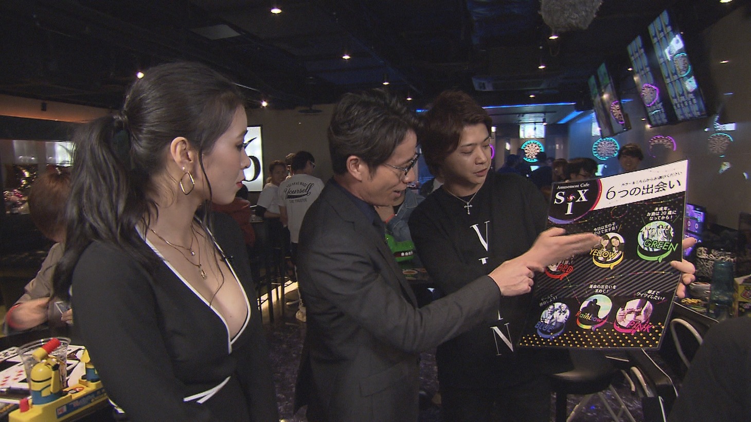 相席ラウンジに潜入するオリエンタルラジオ藤森（中央）。(c)中京テレビ