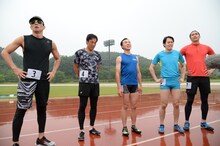 陸上短距離対決に臨むレイザーラモンHG（左端）ら。(c)テレビ朝日