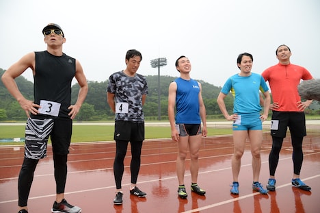 陸上短距離対決に臨むレイザーラモンHG（左端）ら。(c)テレビ朝日