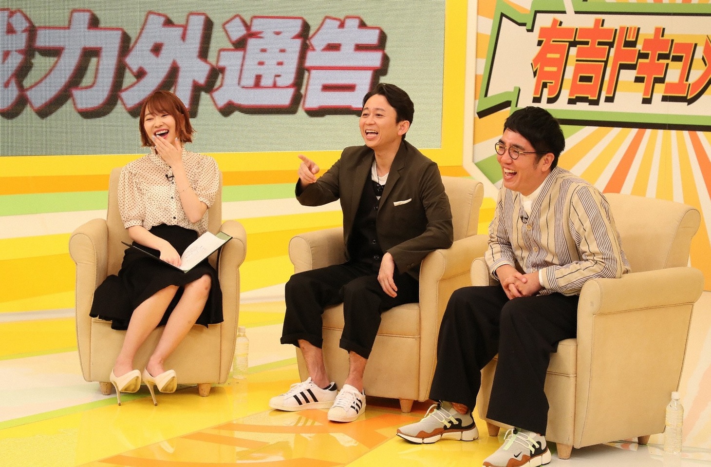 （左から）指原莉乃、有吉弘行、おぎやはぎ小木。(c)関西テレビ
