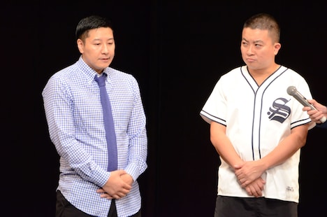 オープニング、神妙な面持ちで意気込みを語るチョコレートプラネット。