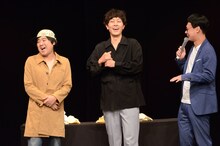 小道具のこだわりを語るジグザグジギー（左から2人）。