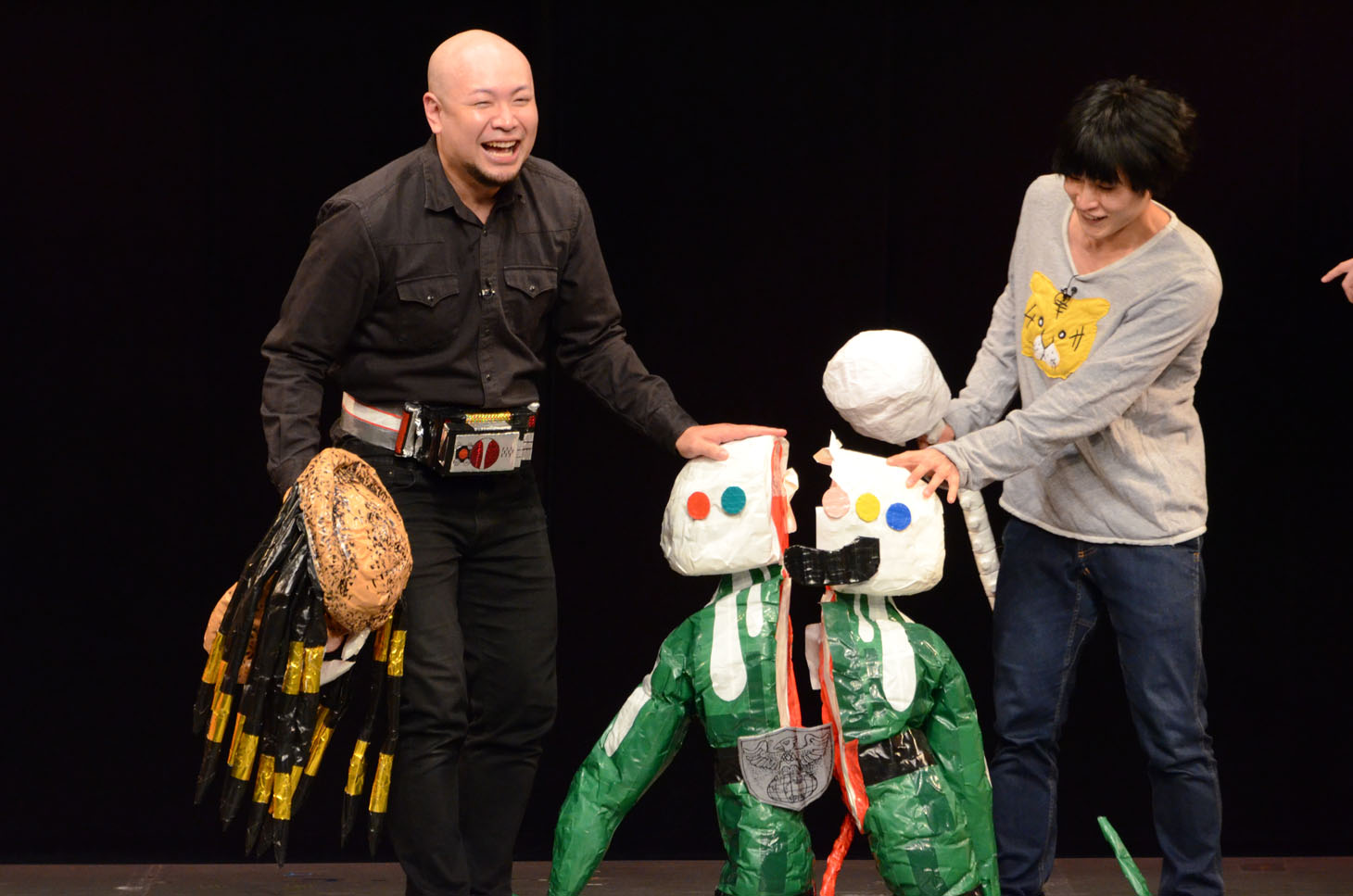 怪人を半分ずつ作ったため背丈が合っていないと説明するローズヒップファニーファニー。