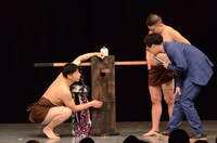 こわだった部分を説明するチョコレートプラネット長田（左）。