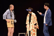 登場時にはなかった小道具を装着しているスーパーニュウニュウ（左から2人）。