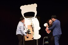 こだわりの電動ギミックを説明するカゲヤマ。