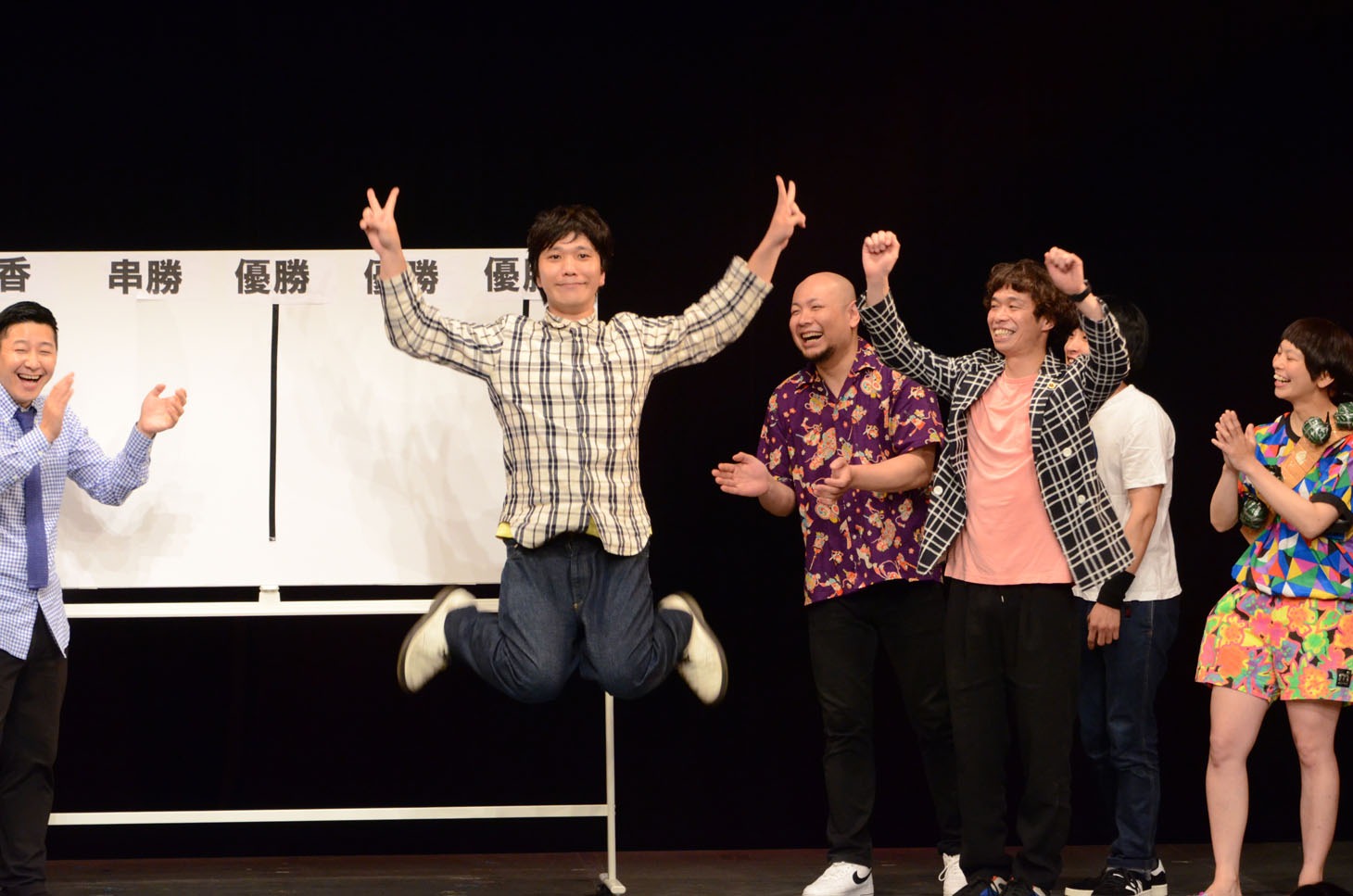 「ストリートファイター」シリーズの春麗風に喜ぶクロスバー直撃・前野と渡邊。