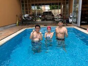 豪邸のプールに入る（左から）ずん飯尾、都丸紗也華、立石諒。(c)テレビ東京