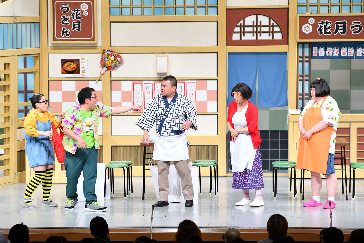 花月うどんの息子・泰史（川畑泰史 / 中央）は、客を怒らせてばかりのアルバイト、すち子（すっちー）と藍（酒井藍）に頭が痛い。(c)MBS