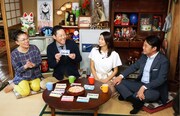 通帳をのぞき見する東野幸治（左から2人目）ら。(c)テレビ東京