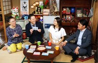 通帳をのぞき見する東野幸治（左から2人目）ら。(c)テレビ東京