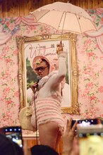 来場者に写真撮影を促す野性爆弾くっきー。