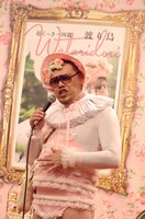 “キクラゲフリル”をアピールする野性爆弾くっきー。