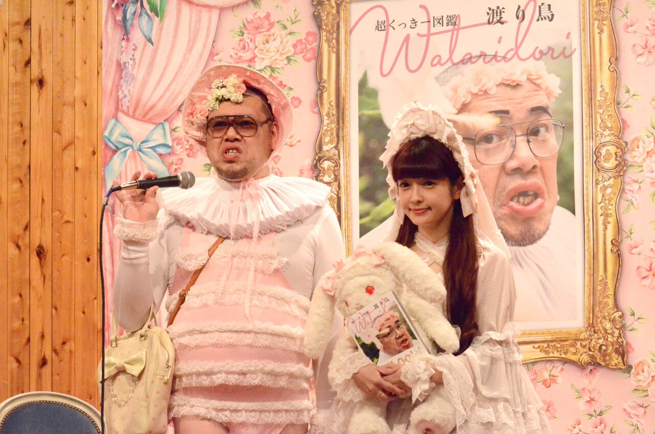 チェチェナちゃんに扮する野性爆弾くっきー（左）と日本ロリータ協会の青木美沙子会長（右）。