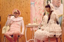 野性爆弾くっきー（左）と日本ロリータ協会の青木美沙子会長（右）によるお茶会の様子。