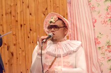 褒められて小指が立ってしまう野性爆弾くっきー。