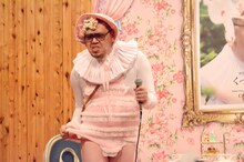 青木会長からロリータポーズの指南を受ける野性爆弾くっきー。