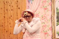 青木会長からロリータポーズの指南を受ける野性爆弾くっきー。