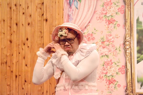 青木会長からロリータポーズの指南を受ける野性爆弾くっきー。