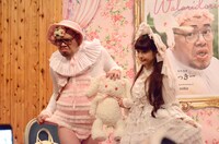 青木会長（右）からロリータポーズの指南を受ける野性爆弾くっきー（左）。