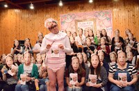 来場者との記念撮影の様子。