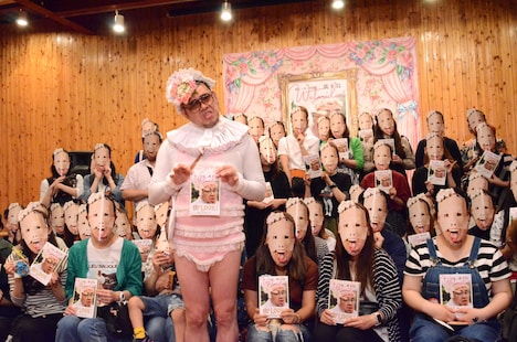 来場者との記念撮影の様子。