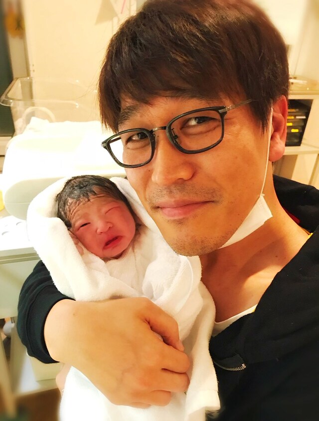 第1子となる女の子を抱きかかえる古坂大魔王。写真は本人のTwitterより。